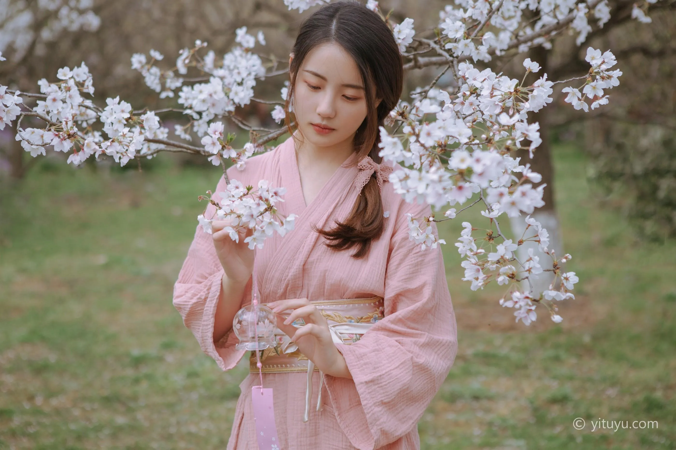[YITUYU艺图语]2021.05.19 起风渐暖，樱花将灿 一只小四月 [24P]插图7